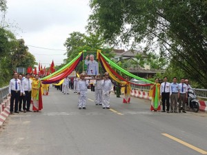 Hình ảnh nhân dân rước ảnh Bác Hồ và Bằng công nhậndi tích từ UBND xã về đền Bản Cảnh