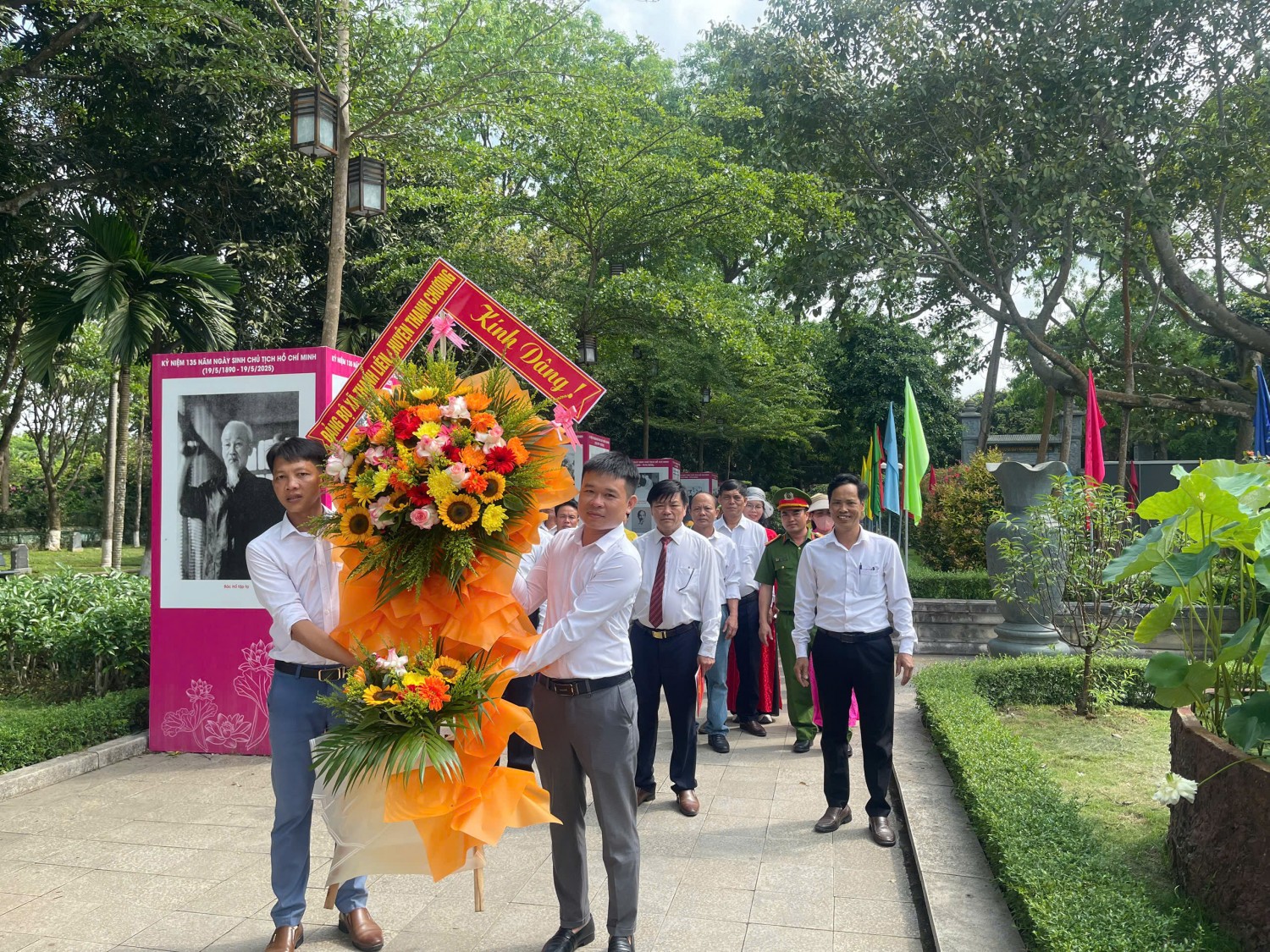 Đôanf đại biểu tiểu biểu Đảng bỗax Thanh Liên dâng hoa tại khu di tích